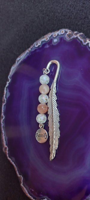 Könyvjelző - Holdkő és aurakvarc ásvány gyöngyös toll formájú, family medállal