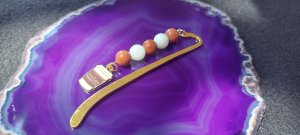 Könyvjelző - Homokkő és jade ásvány gyöngyös arany színű, kávéspohár medállal