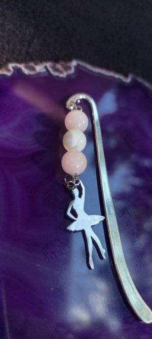 Könyvjelző - Jade és kagyló ásvány gyöngyös, balerina medállal