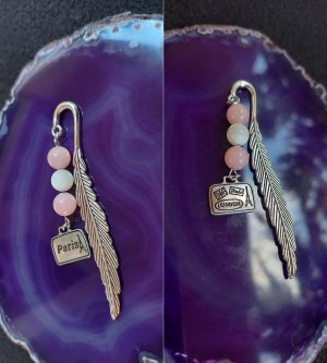 Könyvjelző - Jade és kagyló ásvány gyöngyös toll formájú, bőrönd medállal