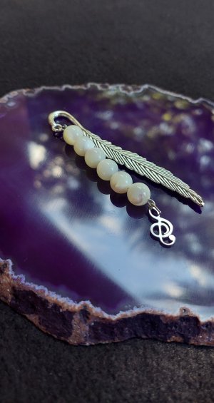 Könyvjelző - Kagyló gyöngyös toll formájú, violinkulcs medállal