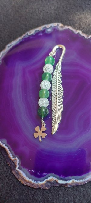 Könyvjelző - Zöld sávos achát és hegyikristály ásvány gyöngyös toll formájú, lóhere medállal