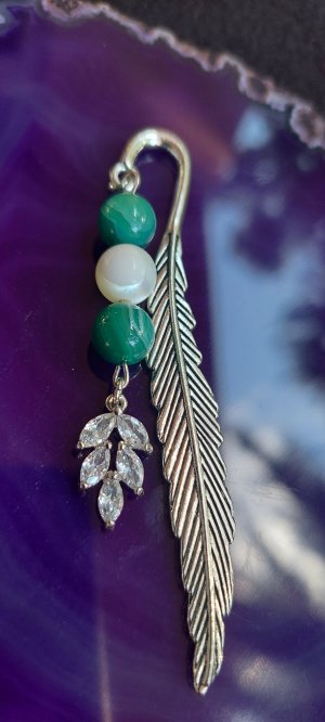 Könyvjelző - Zöld sávos achát és kagyló ásvány gyöngyös toll formájú, levél medállal